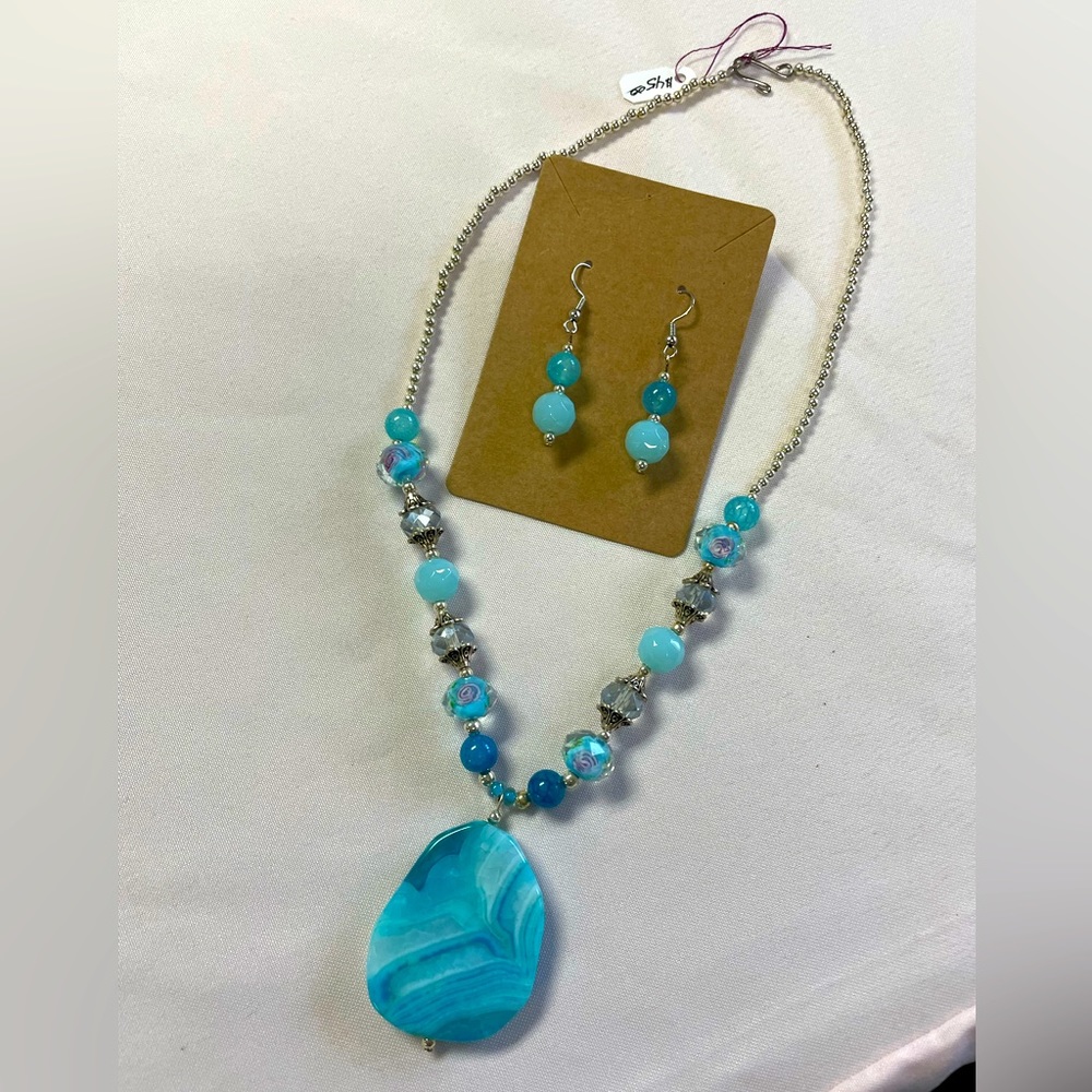 Turquoise colored dyed agate necklace with earrings.
